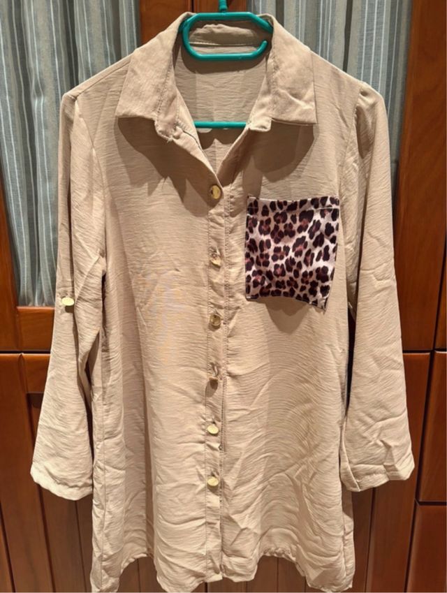 Camisa beige con estampado de leopardo