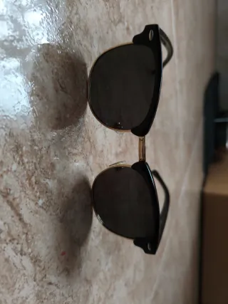 Gafas de sol negras y doradas