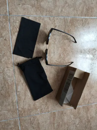 Gafas de sol negras y doradas