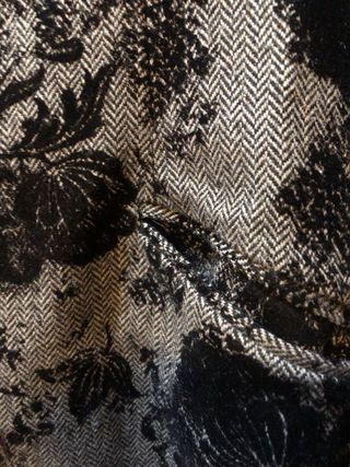 Elegante blazer gris con detalles de terciopelo