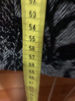 Elegante blazer gris con detalles de terciopelo