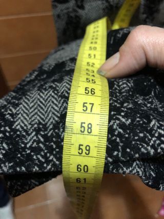 Elegante blazer gris con detalles de terciopelo