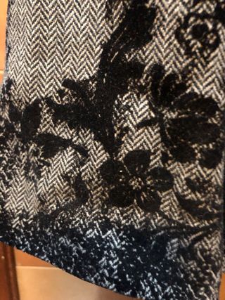 Elegante blazer gris con detalles de terciopelo