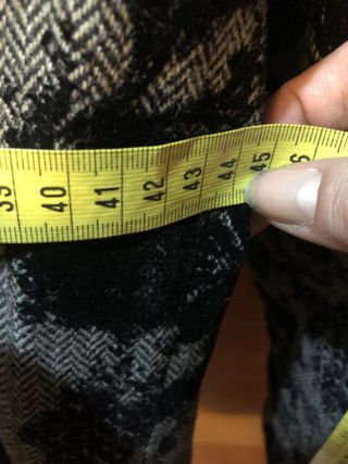 Elegante blazer gris con detalles de terciopelo