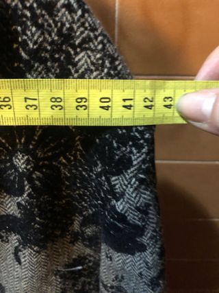 Elegante blazer gris con detalles de terciopelo