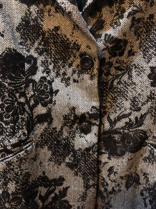 Elegante blazer gris con detalles de terciopelo