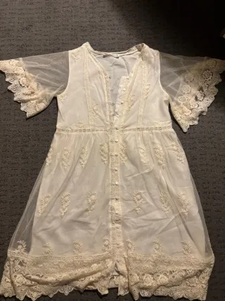 Vestido de encaje beige y blanco