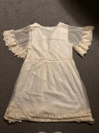 Vestido de encaje beige y blanco