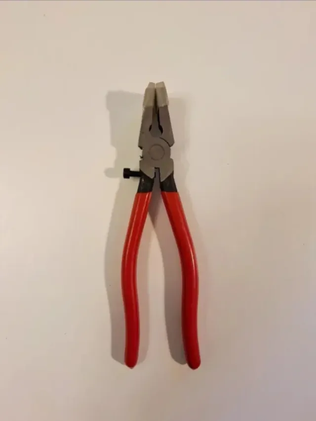 Alicate para cortar vidro vermelho