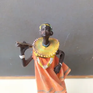 Figura étnica resina 17cm mujer naranja