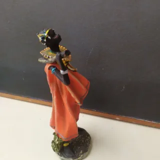 Figura étnica resina 17cm mujer naranja