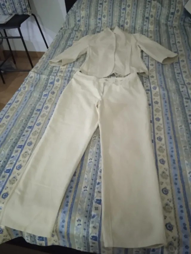 Conjunto de traje beige