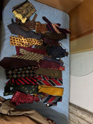 Lote 25 corbatas y 1 pajarita de regalo.