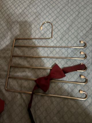 Lote 25 corbatas y 1 pajarita de regalo.