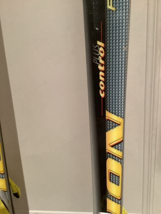 Esquís Fischer con fijaciones Salomon.