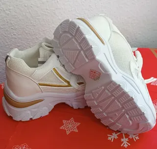 Zapatillas deportivas nuevas ambas 30€
