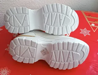 Zapatillas deportivas nuevas ambas 30€