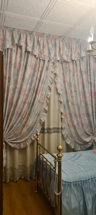 2 cortinas y 1 baldó granate de tela arrasada.