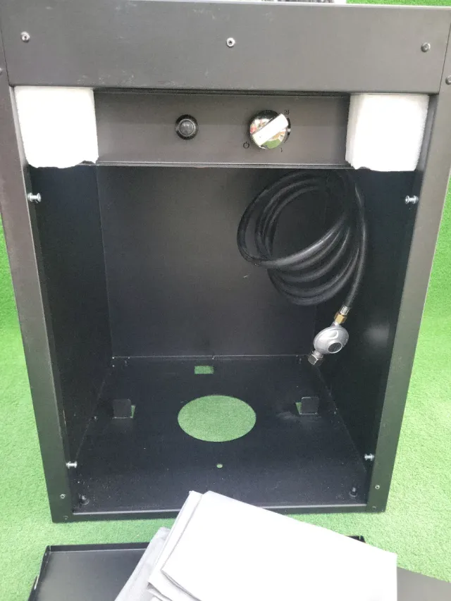 Chimenea Exterior y Mesa Decorativa Negra