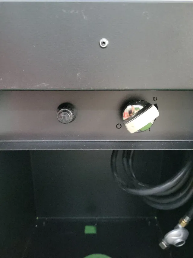 Chimenea Exterior y Mesa Decorativa Negra