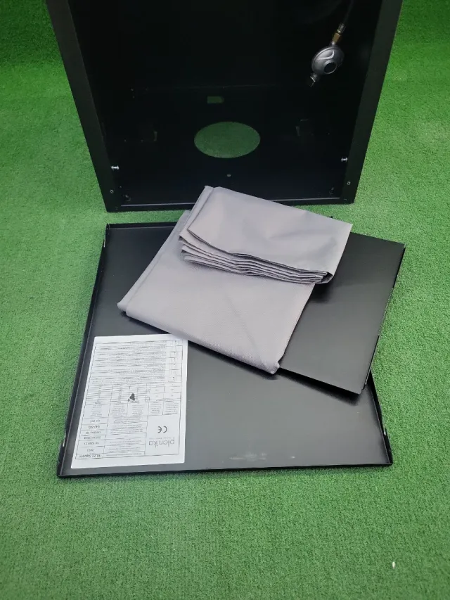 Chimenea Exterior y Mesa Decorativa Negra