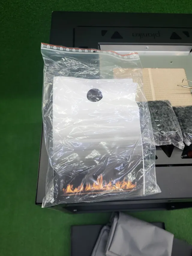 Chimenea Exterior y Mesa Decorativa Negra