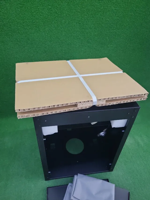 Chimenea Exterior y Mesa Decorativa Negra