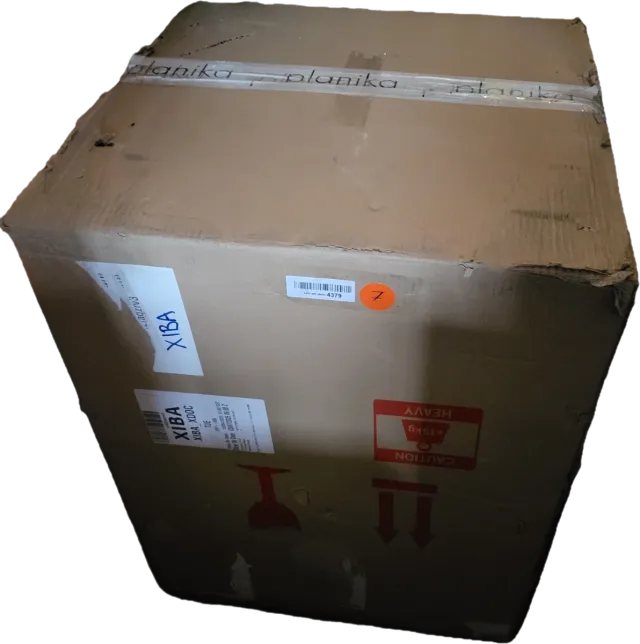 Chimenea Exterior y Mesa Decorativa Negra