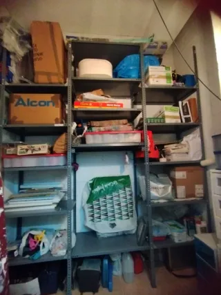 Trastero pie de calle  con estanterias en Gijón