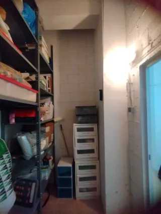 Trastero pie de calle  con estanterias en Gijón