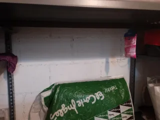 Trastero pie de calle  con estanterias en Gijón