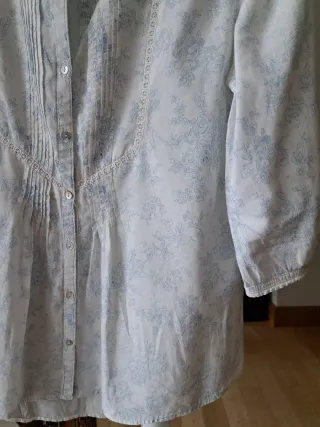 Blusa blanca floral azul