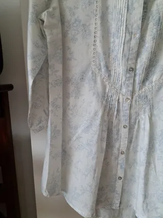 Blusa blanca floral azul