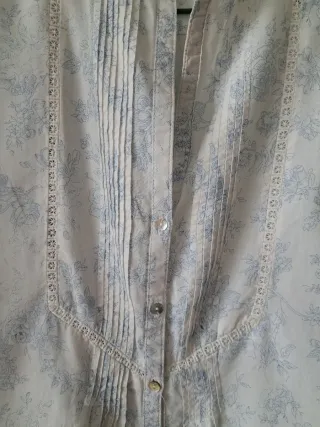 Blusa blanca floral azul