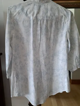 Blusa blanca floral azul