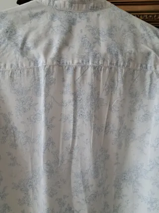 Blusa blanca floral azul