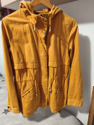 Chaqueta HyM tipo trenca amarilla