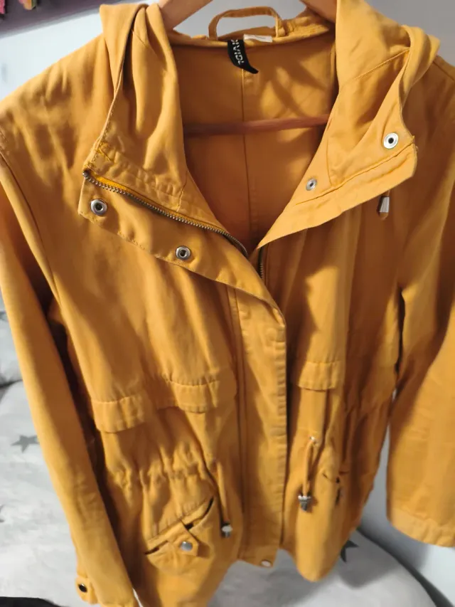 Chaqueta HyM tipo trenca amarilla