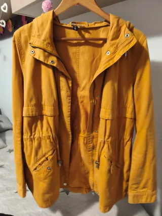 Chaqueta HyM tipo trenca amarilla