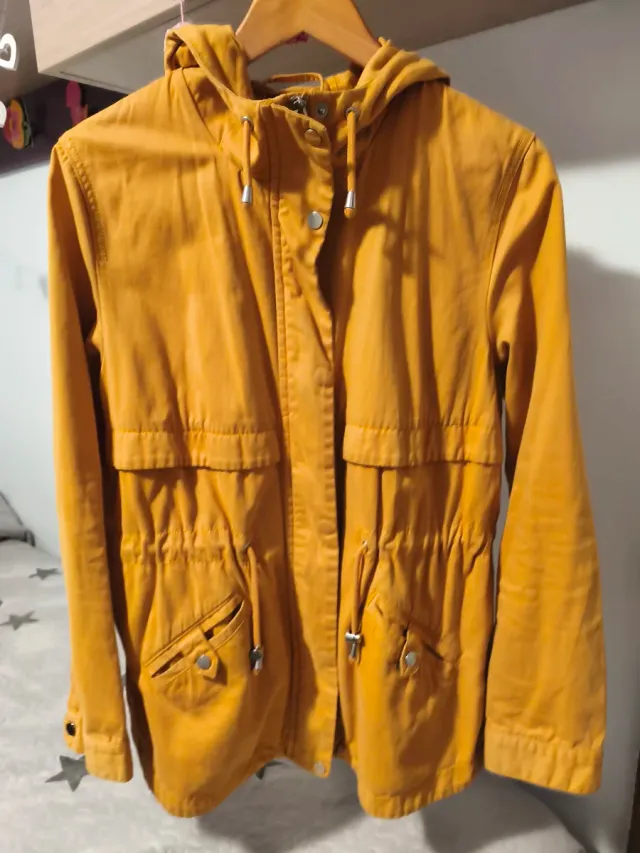 Chaqueta HyM tipo trenca amarilla