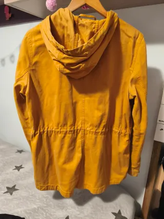 Chaqueta HyM tipo trenca amarilla