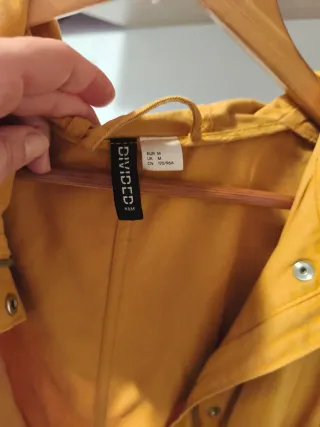 Chaqueta HyM tipo trenca amarilla