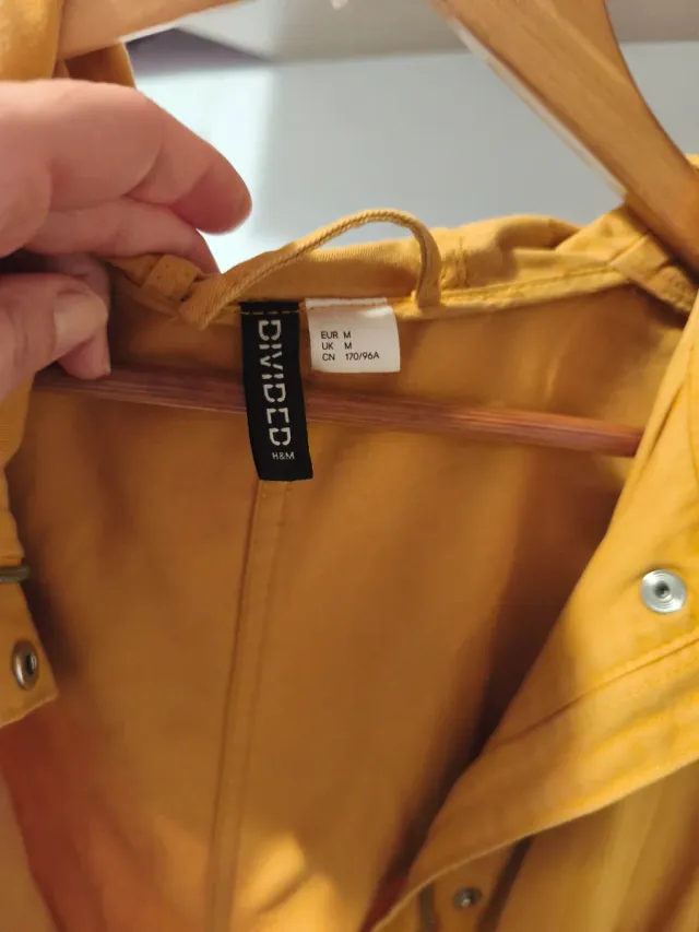 Chaqueta HyM tipo trenca amarilla