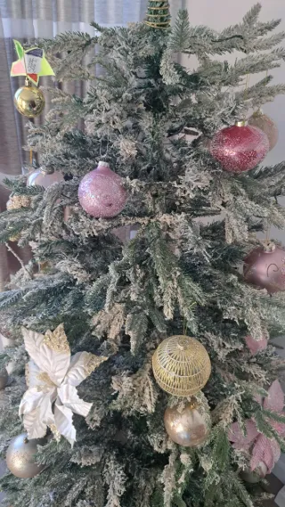 Árbol de Navidad nevado, con luces incrustadas.