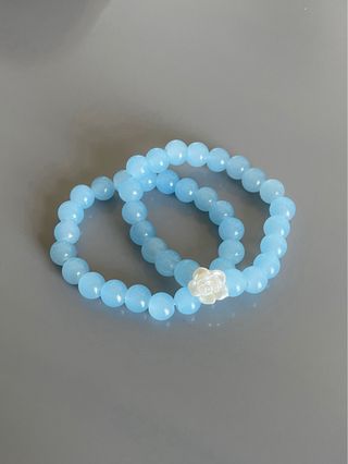 Pulseira feita à mão - miçangas azuis + flor