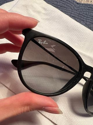 Occhiali da sole Ray-Ban neri e grigi