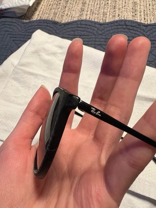 Occhiali da sole Ray-Ban neri e grigi