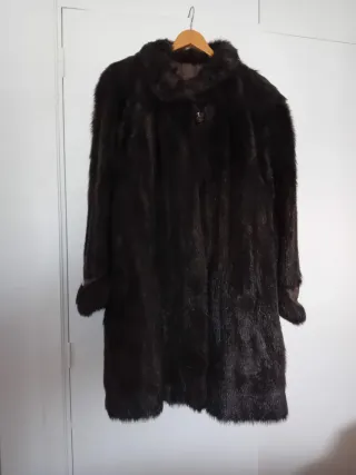 Abrigo de pelo mujer marrón.