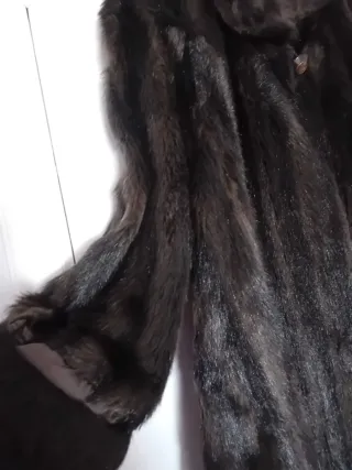 Abrigo de pelo mujer marrón.