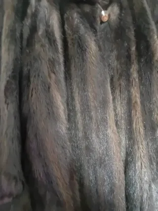 Abrigo de pelo mujer marrón.